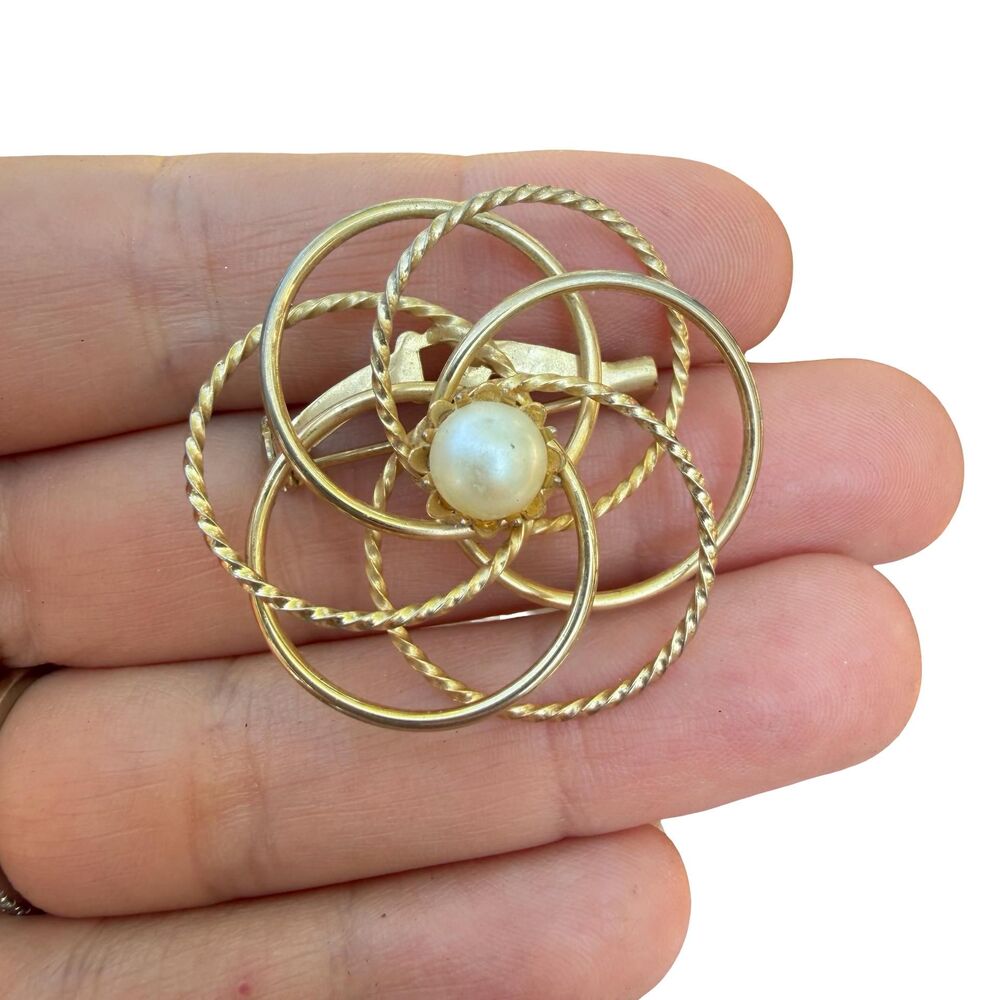 Vintage Jewelry Interlocked Circles with Pearl Brooch Gold Tone Pin